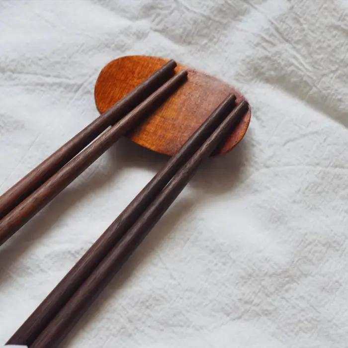 Baguettes japonaises en noyer massif