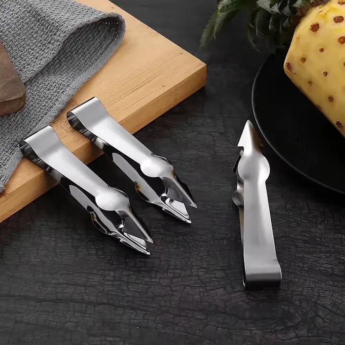 Éplucheur de fraises en acier inoxydable pour trancher ananas et éplucher fruits avec précision et facilité pour la cuisine et les occasions spéciales