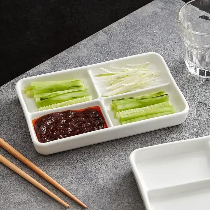 Assiette rectangulaire blanche à compartiments d'assaisonnement en céramique multi-compartiments