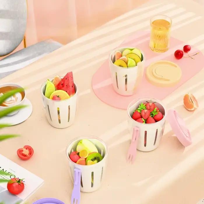 Tasse à salade avec fourchette