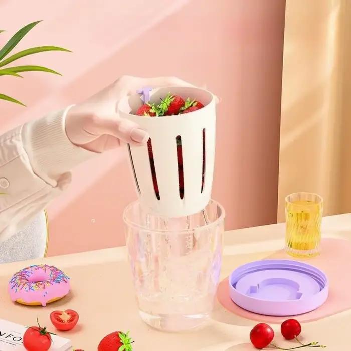 Tasse à salade avec fourchette