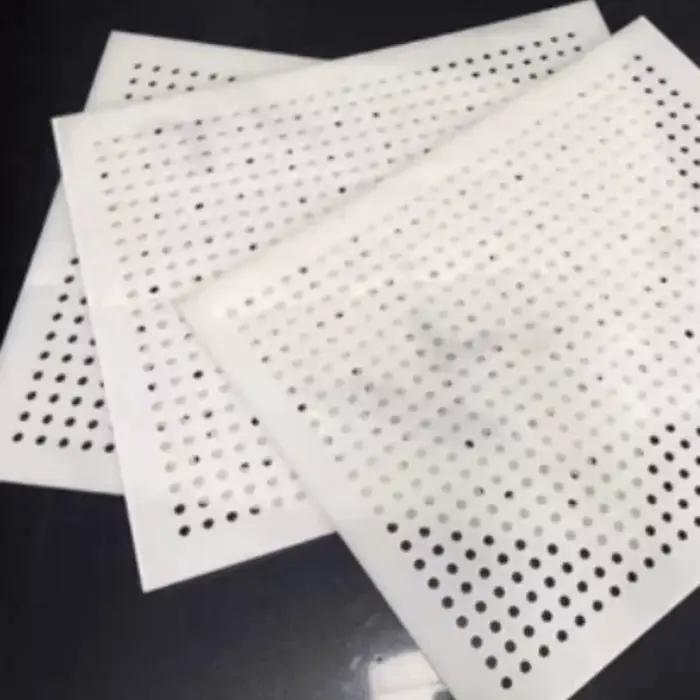 Panneau en plastique PP blanc de qualité alimentaire, panneau perforé à trou circulaire creux, panneaux imperméables résistants au soleil et aux acides et aux alcalis