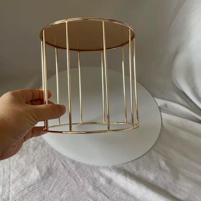 Supports à gâteaux dorés