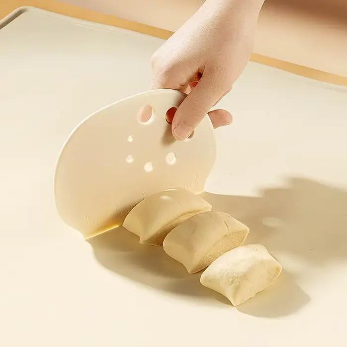 Grattoir à pâte bol