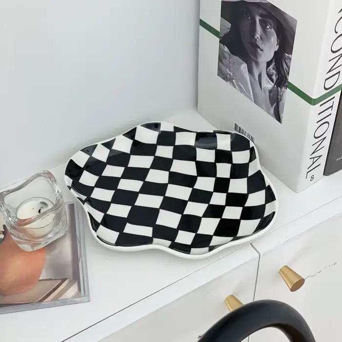 Assiettes et plats en céramique à carreaux irréguliers, échiquier européen, noir et blanc
