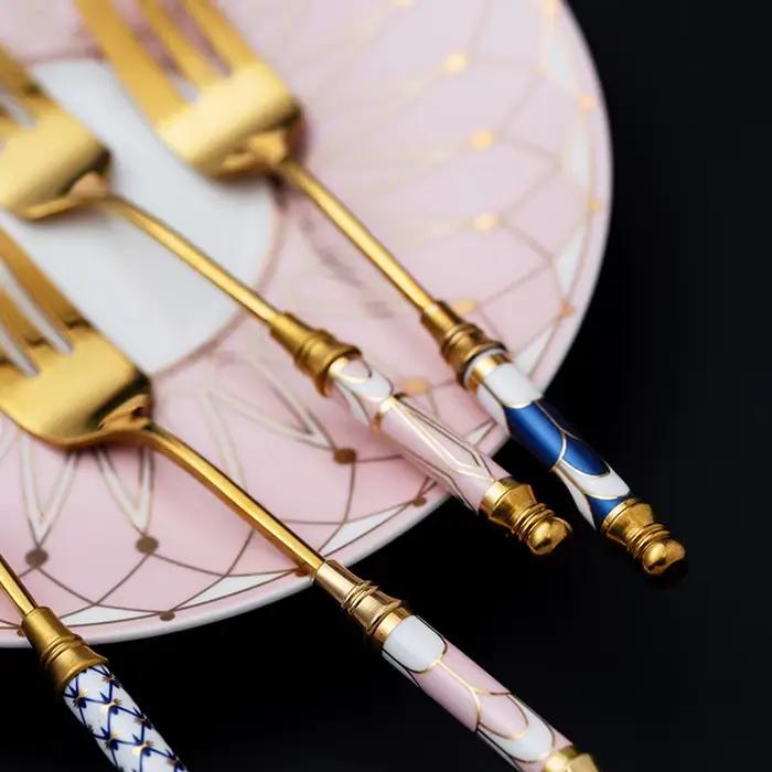 Fourchette à gâteau dorée en acier inoxydable vintage avec manche en céramique pour desserts et fruits occasions spéciales