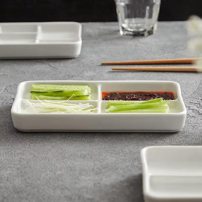 Assiette rectangulaire blanche à compartiments d'assaisonnement en céramique multi-compartiments