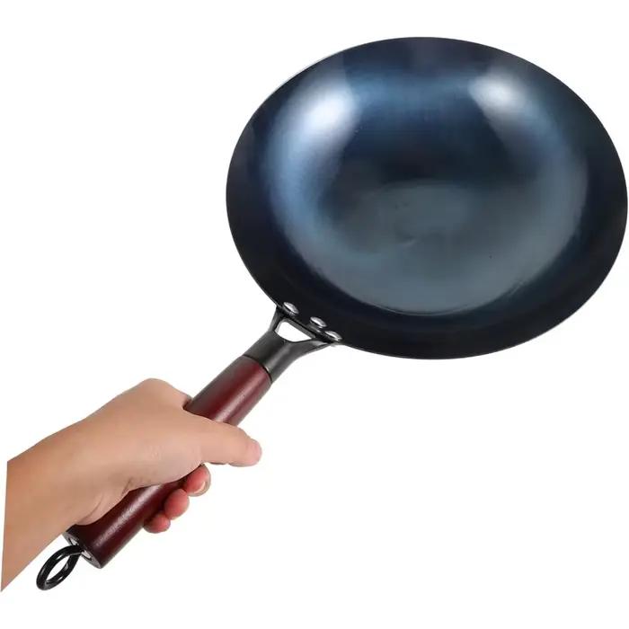 Wok en fer Pot en fer poêle domestique traditionnelle forgée à la main sans revêtement manche en bois Pot sans fer de style ancien (30 cm)