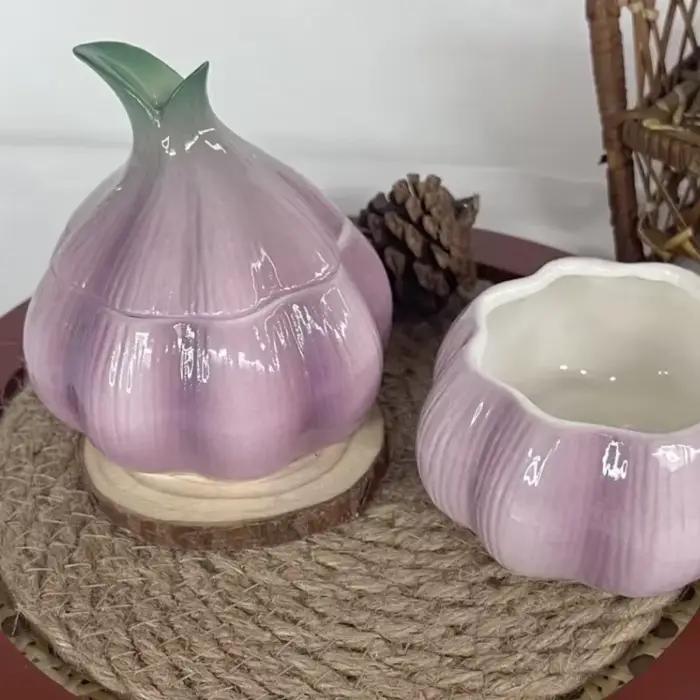 Pot de rangement en céramique d'ail violet