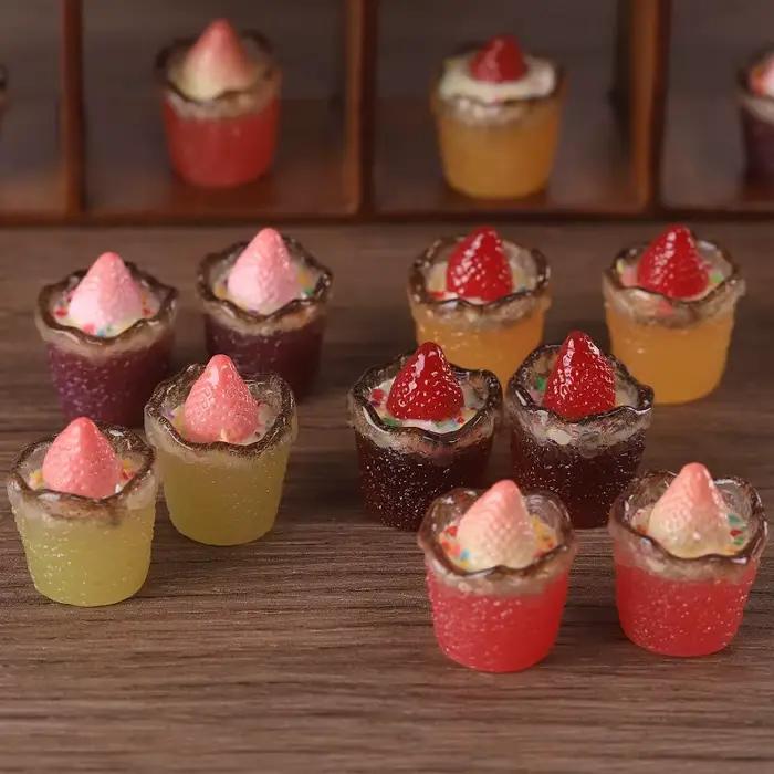 Lot de 5 mini-coupes de dessert croustillantes fraise Kawaii, accessoires DIY pour bijoux, artisanat miniature, décoration de maison de poupée, vente en gros