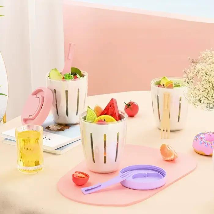 Tasse à salade avec fourchette