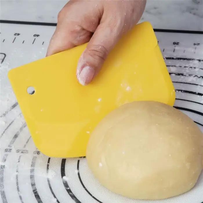 Coupe-pâtisserie en plastique