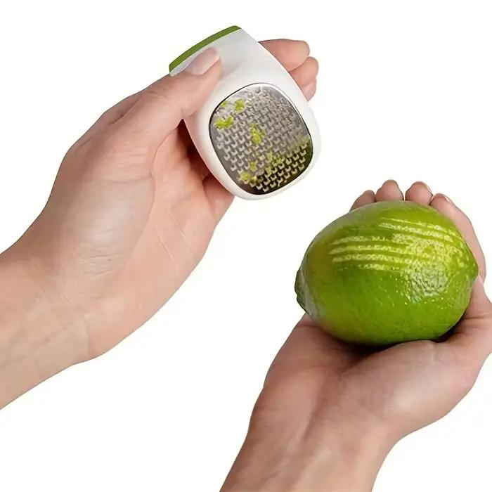 Râpe en acier inoxydable 1 pièce pour zester, râper et hacher sans effort le gingembre, l'ail, le fromage et les légumes – Durable et facile à nettoyer