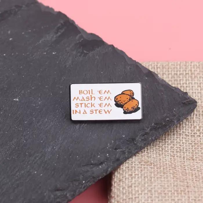 Broche purée de pommes de terre et mijotée Le Seigneur des Anneaux, accessoire de badge drôle.