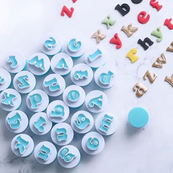 Moule à pâtisserie avec lettres