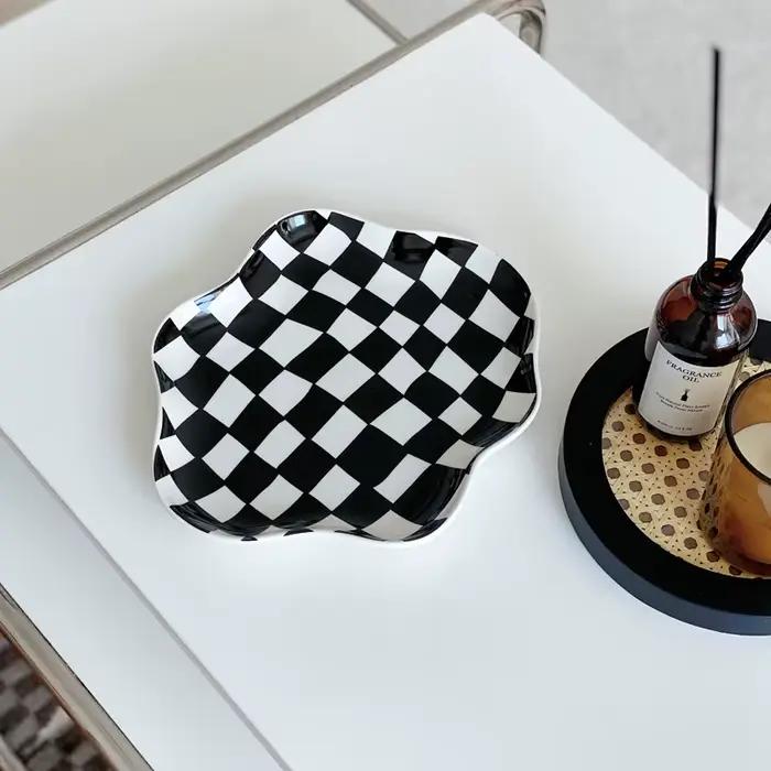Assiettes et plats en céramique à carreaux irréguliers, échiquier européen, noir et blanc