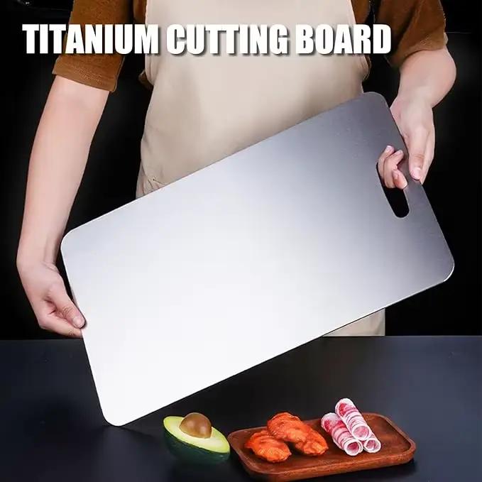 Planche à découper en titane pure pour la cuisine et l'extérieur résistante aux bactéries et hypoallergénique pour les occasions spéciales