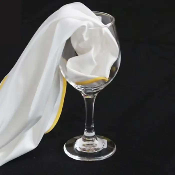 Chiffon de nettoyage pour essuyer les verres à vin rouge