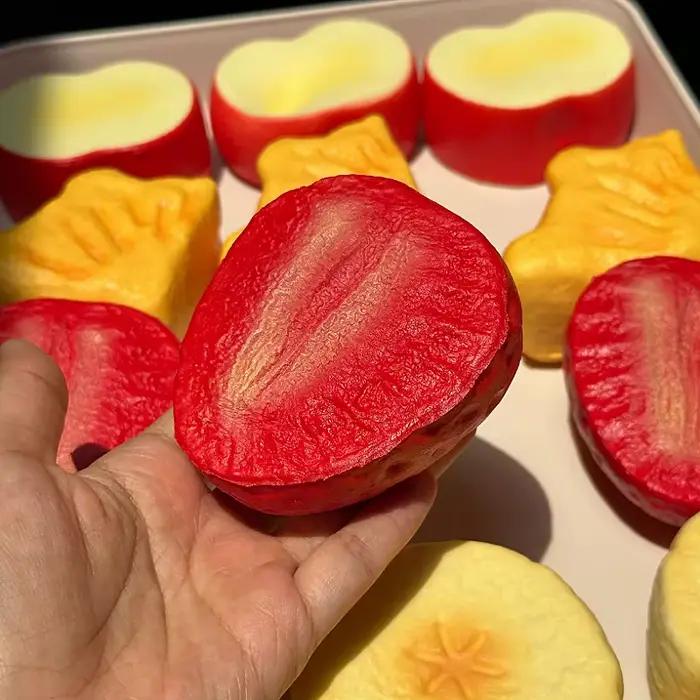Ornement réaliste de pâtisserie aux fruits simulés, parfumé, à rebond lent, en forme de fraise crous
