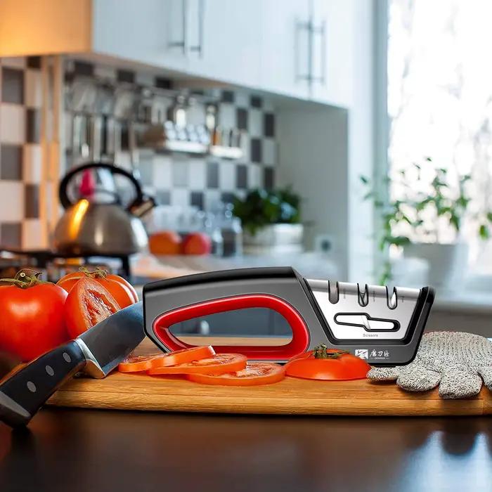 L'affûteur de cuisine quatre en un restaure des couteaux et des ciseaux à lame dentelée, une céramiq