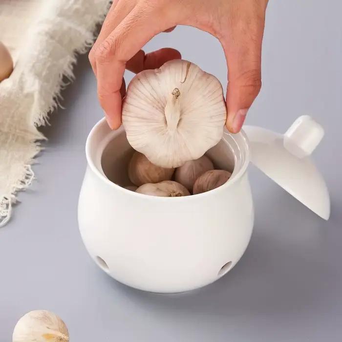 Un ensemble de pots de rangement en céramique pour l'ail et le gingembre