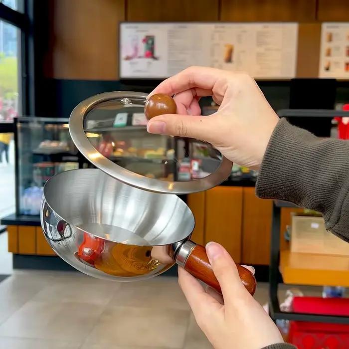Casserole à lait en acier inoxydable avec poignée en bois pour la cuisson et le réchauffage des œufs et du lait occasions spéciales cuisine moderne