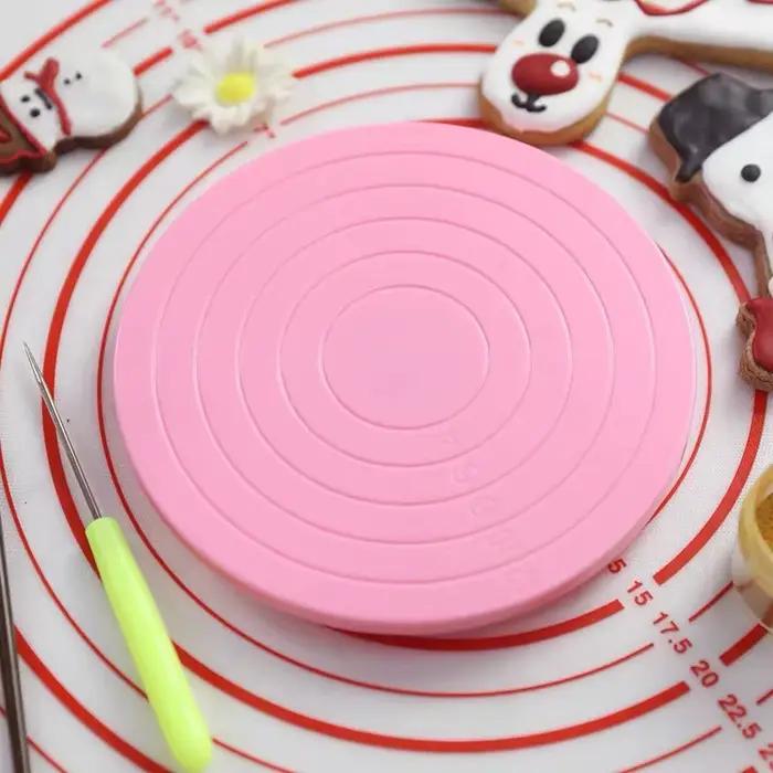 Plateau tournant en plastique pour gâteau DIY antidérapant pour pâtissiers amateurs et professionnels occaions spéciales烘焙与糕点制作相关的HTML描述已生成。由于描述中没有涉及任何价格、产地或特定的材料成分,所以内容完全基于提供的特性信息,并且强调了产品在使用中的便捷性以及对用户创作能力的支持。最后一行按照要求给出了一个长尾关键词优化的产品标题。