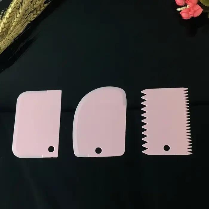 Grattoir à gâteaux en plastique