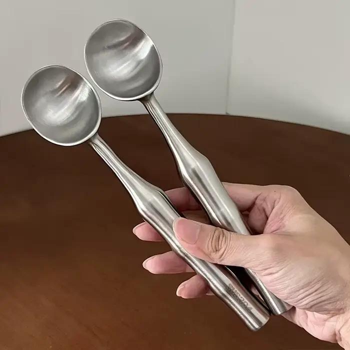 Cuillère à glace en acier inoxydable 304 avec manche en bambou pour glace et fruits polyvalente et facile à nettoyer pour la cuisine et les occasions spéciales