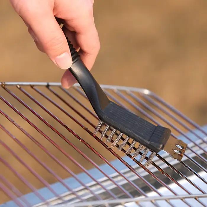 Brosse pour Barbecue Accessoire de Cuisine Poils en Fil d'Acier Inoxydable Grattoir Nettoyeur de Grille Polyvalent pour Tous Types de Grills Occasions Familiales et Amicales