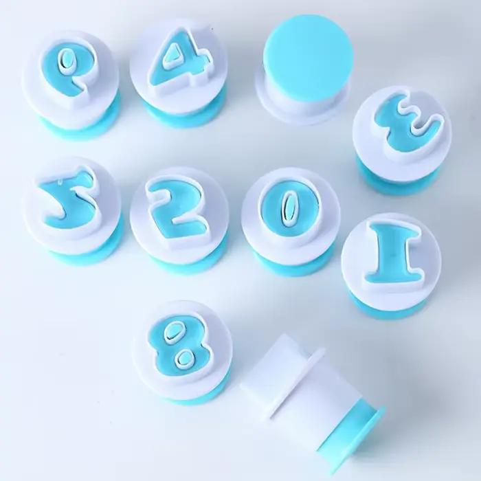 Moule à pâtisserie avec lettres