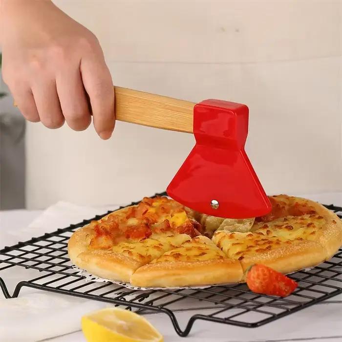 Roue de coupe-pizza en acier inoxydable en forme de hache avec poignées en bambou et lames rotatives tranchantes pour préparation de pizza occassions familiales et amicales