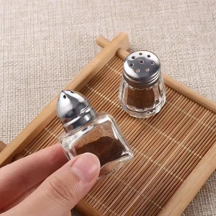 Mini bouteille d'assaisonnement en plastique pour stockage d'épices et poivres, bouteille de condiments portable pour barbecues et fêtes en plein air, cadeau de pendaison de crémaillère élégant pour occasions spéciales