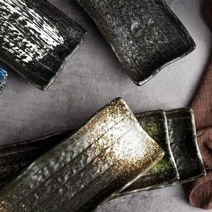Assiette en céramique noire à rayures pour sushi