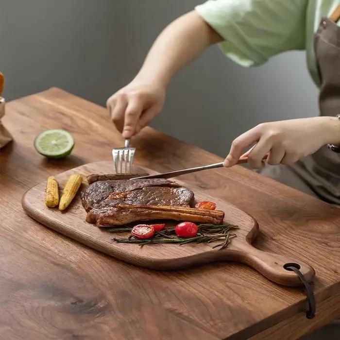 Planche à découper en bois de noyer noir avec poignée pour hacher fruits légumes et pain polyvalente pour occasions spéciales
