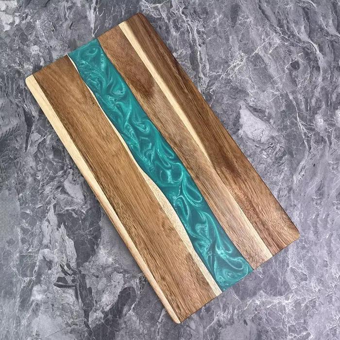 Planche à charcuterie en résine époxy motif rivière bleue pour pain