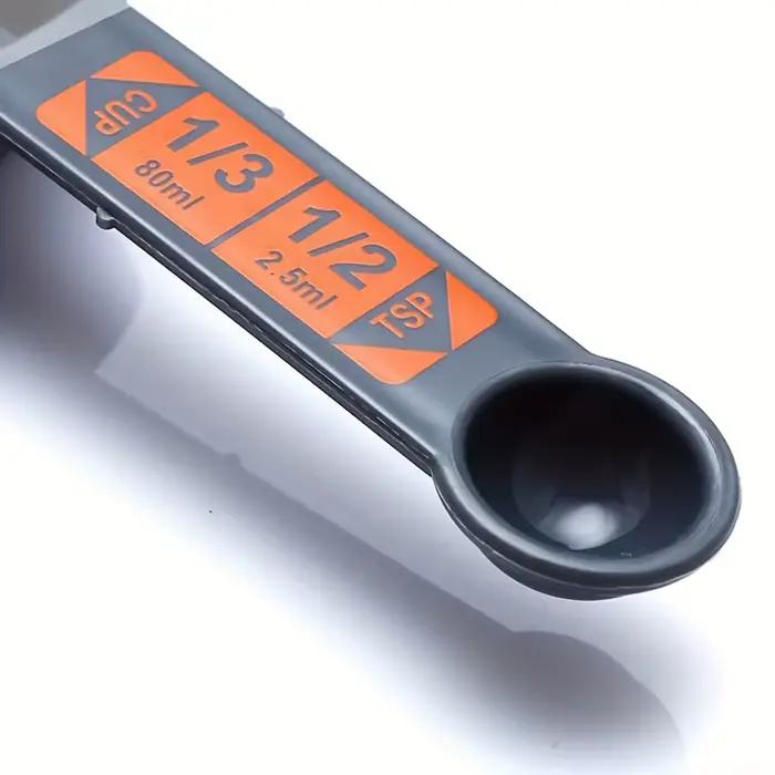 Cet ensemble de cuillères doseuses en quatre pièces est parfait pour mesurer les ingrédients humides et secs et les organiser.
