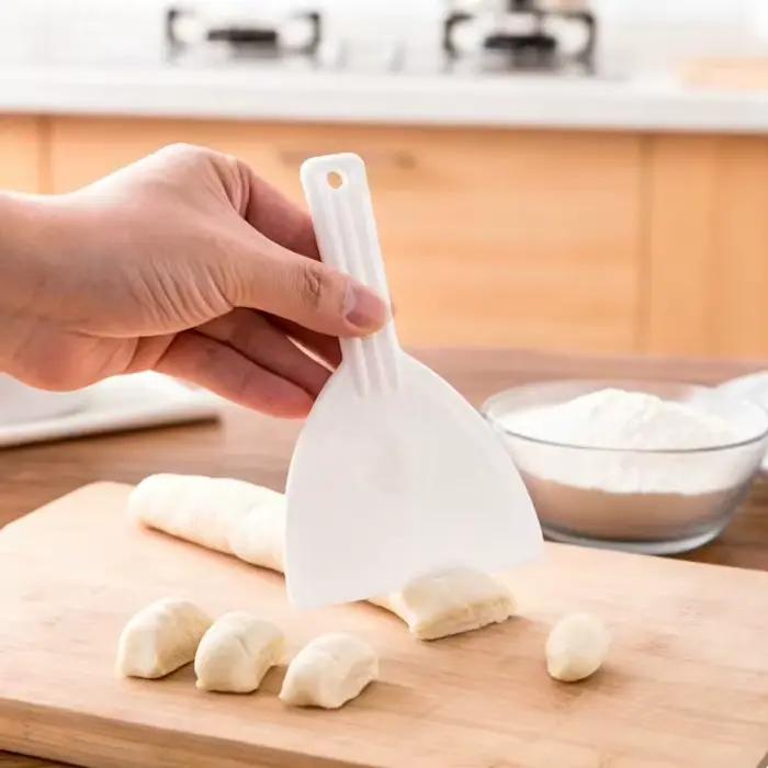 Couteau à gâteau grattoir en plastique coupe-pâte à beurre bricolage cuisson outils de cuisine planches à rayures souples pelle à chocolat Tri-angle