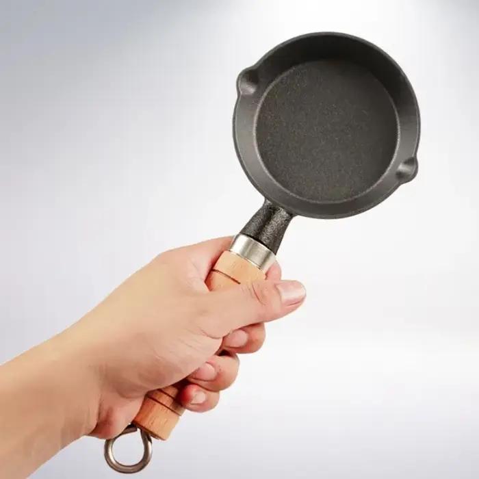 Mini Poêle à Omelette Portable Antiadhésive Compatible Gaz et Induction Robuste en Fonte de Fer Idéale pour Voyage et Cuisine Maison Occasions Spéciales