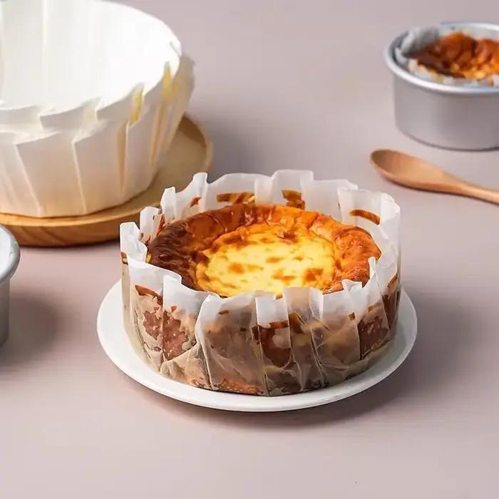 Plateau en papier à l'huile de cheesecake Basque 50 feuilles dimensions multiples antiadhésif bords en forme de volants pour pâtisseries professionnelles et amateurs occasions spéciales