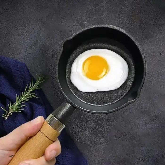 Mini Poêle à Omelette Portable Antiadhésive Compatible Gaz et Induction Robuste en Fonte de Fer Idéale pour Voyage et Cuisine Maison Occasions Spéciales