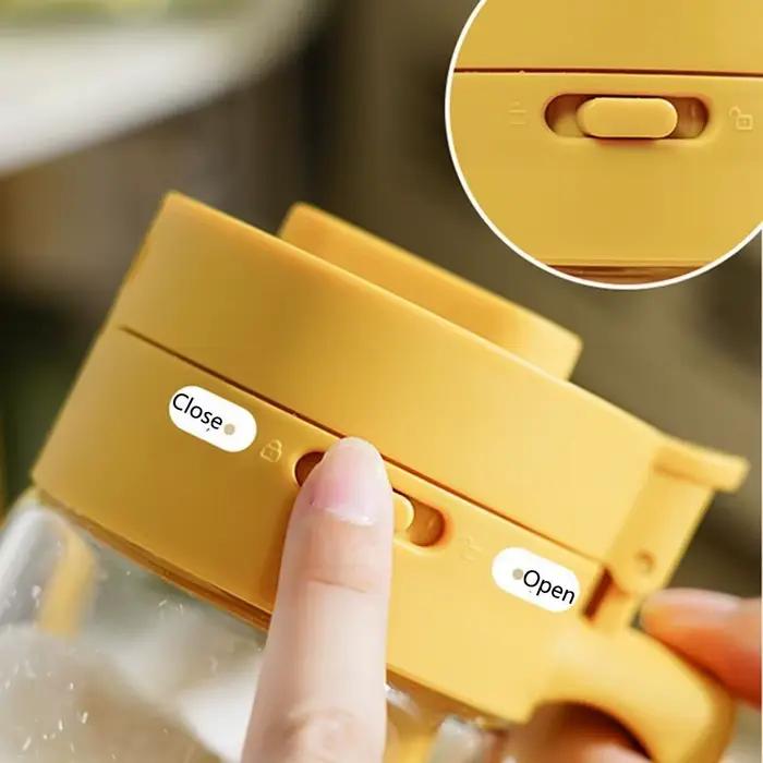 Récipient à sel scellé 2 en 1, conception de verrouillage résistante à l'humidité, bouteille à épices en verre, cuillère séparée, bouteille de tri des épices anti-poussière