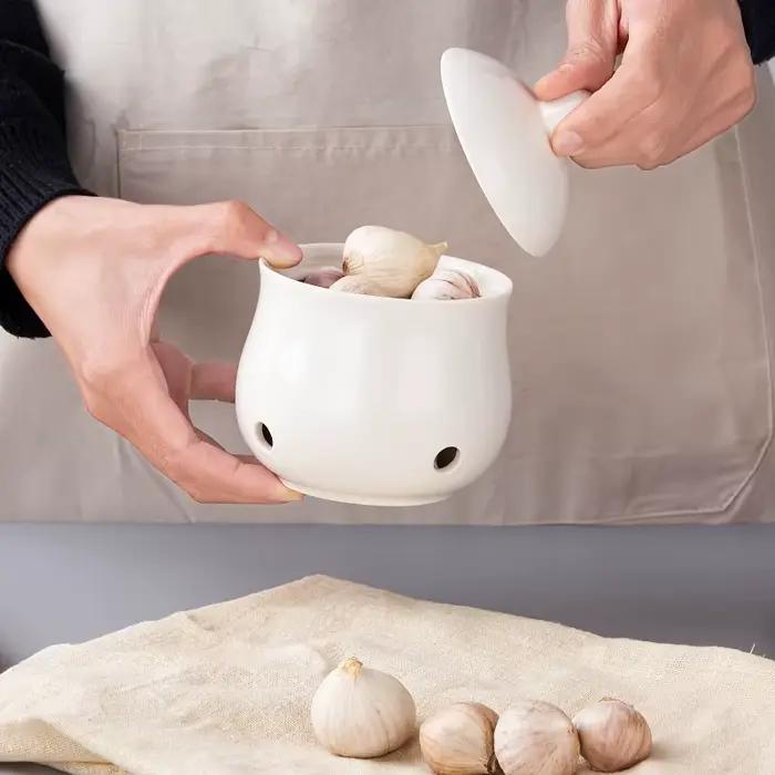 Un ensemble de pots de rangement en céramique pour l'ail et le gingembre