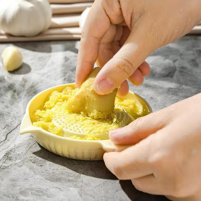 Gadgets alimentaires en plastique gingembre ail râpe outils Masher avec couvercles cuisine fruits légumes broyeur à main Portable rond