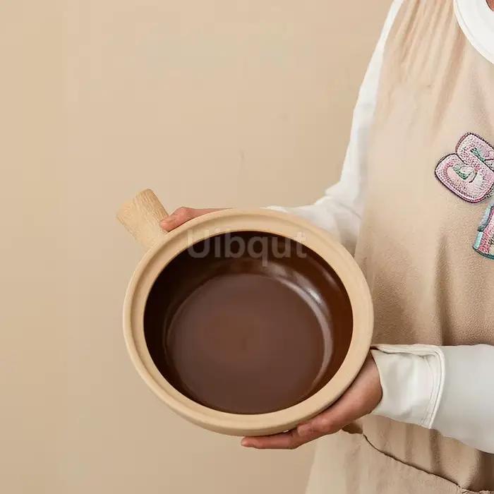 Casserole de riz en céramique de style Hong Kong avec poignée non chauffante et couvercle inclus pour cuisine traditionnelle et cadeaux personnalisés