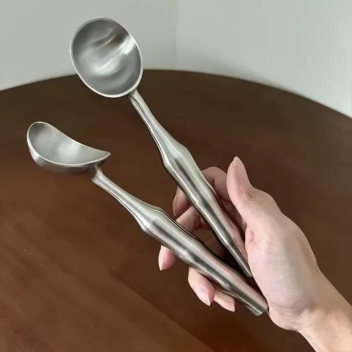 Cuillère à glace en acier inoxydable 304 avec manche en bambou pour glace et fruits polyvalente et facile à nettoyer pour la cuisine et les occasions spéciales