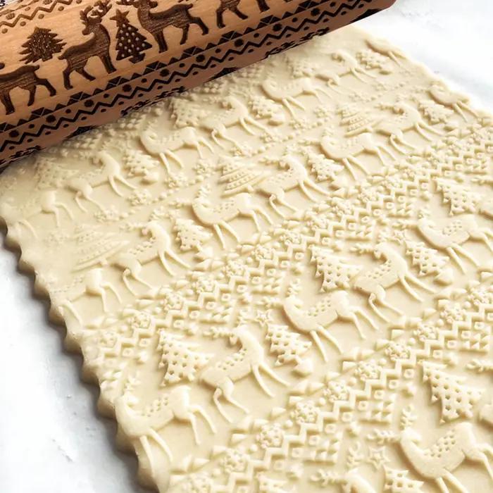 Rouleau à pâtisserie de noël avec motifs de fleurs de renne