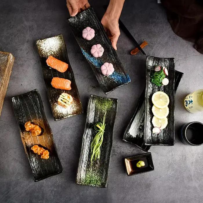 Assiette en céramique noire à rayures pour sushi