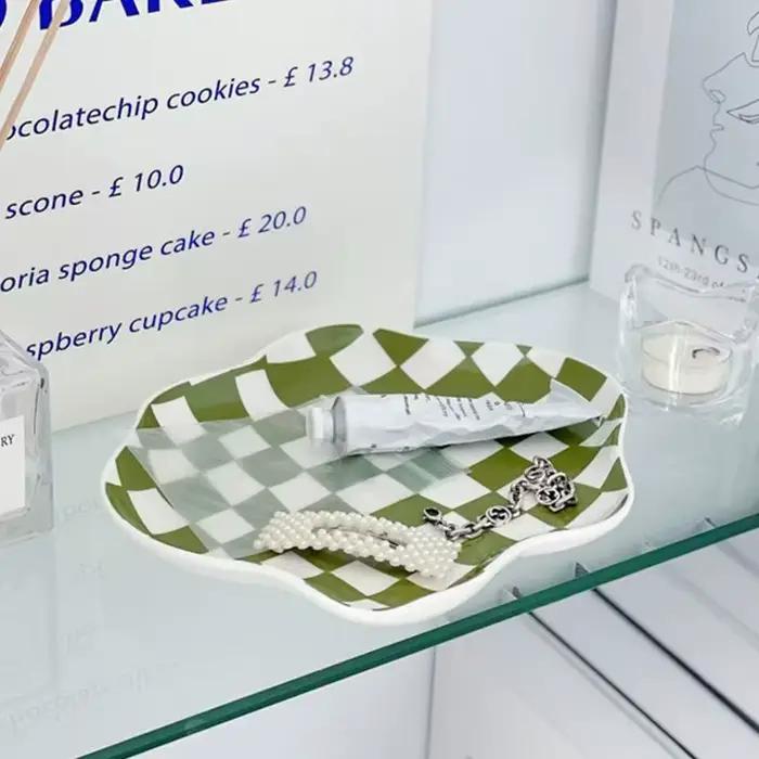 Assiette en céramique à motif damier INS