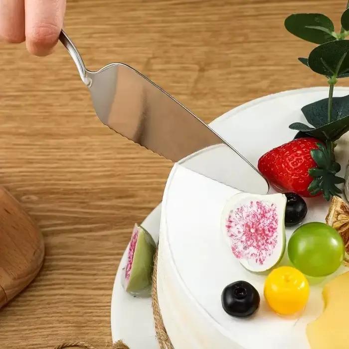 Outil de coupe-pizza à tarte dentelée en acier inoxydable pour servir et présenter des parts de pizza de manière professionnelle et élégante pour les occasions familiales et amicales